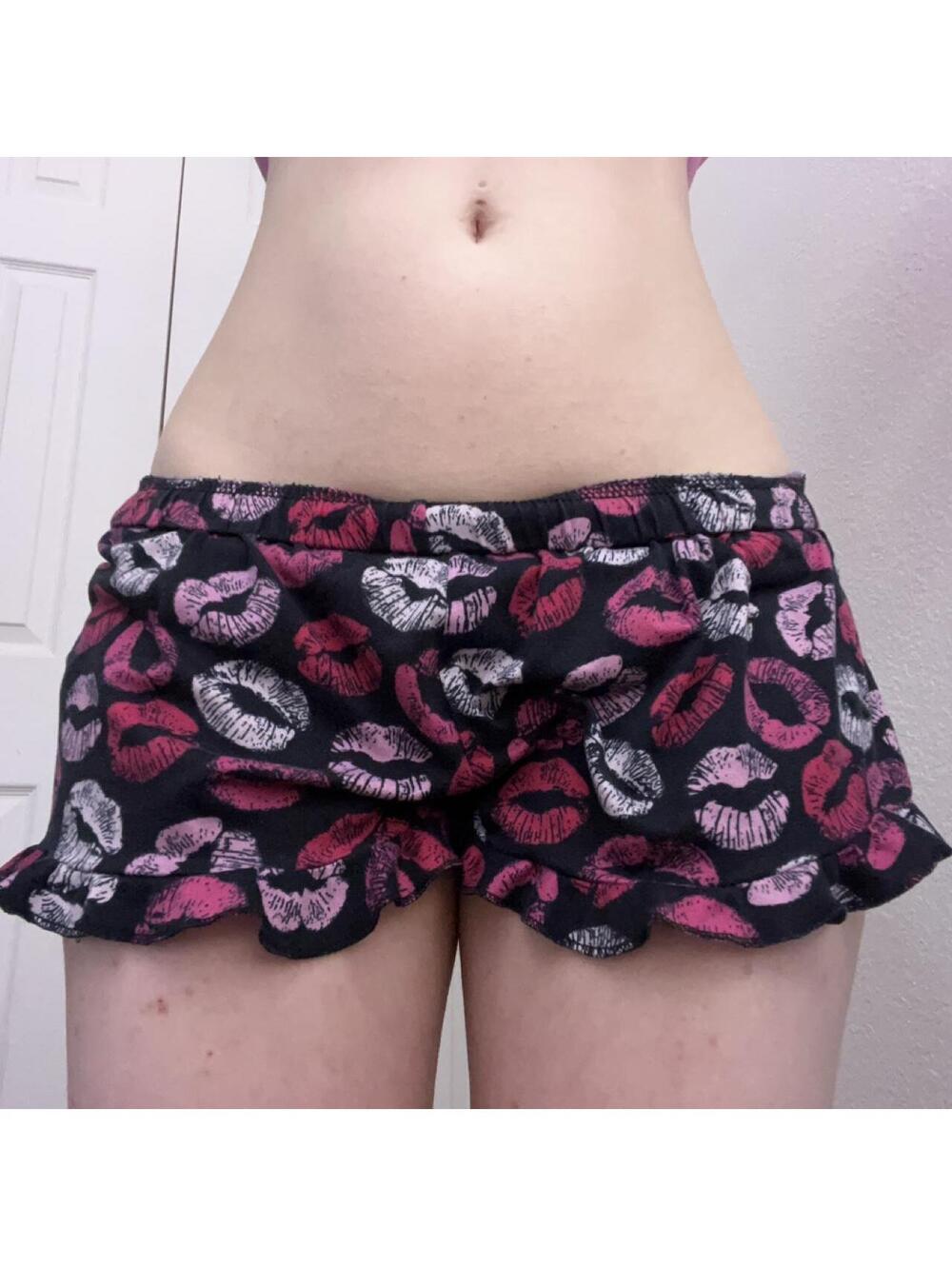 Black & pink kiss print shorts